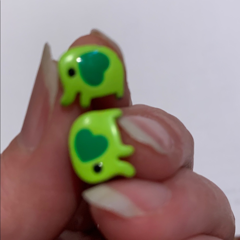 Vintage green elephant w heart stud 1/2” pierced Earrings - Picture 3 of 3
